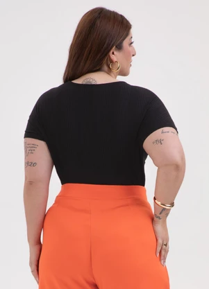 Habana - Blusa Plus Size com Decote V Canelada Preto - HABANA