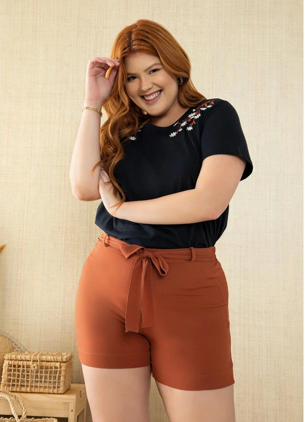 Quintess - Blusa Preta com Bordado em Ramos 13