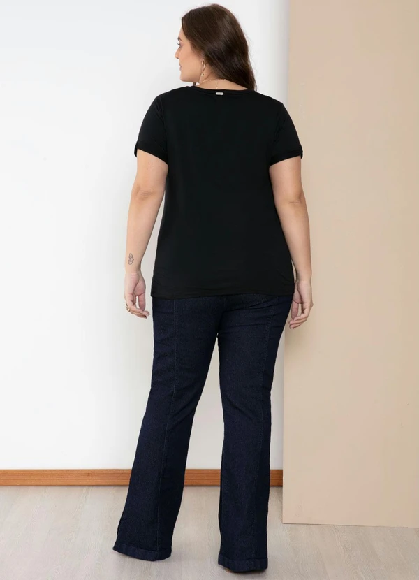 Quintess - Blusa Preta com Decote V e Bolso Frontal 13