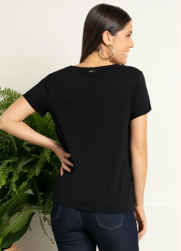 Quintess - Blusa Preta com Decote V e Bolso Frontal 8