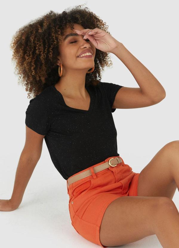 Malwee - Blusa Preta Decote V em Botonê 2