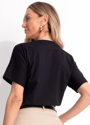 Quintess - Blusa Preta em Malha de Algodão Penteado com Detalhe de Nó no Ombro - QUINTESS