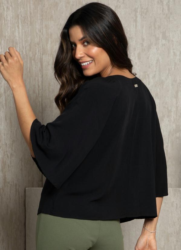 Quintess - Blusa Preta Soltinha com Abertura no Decote 2