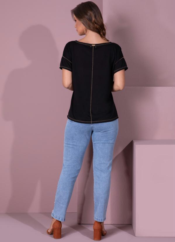 Quintess - Blusa Preta Soltinha com Decote V 8