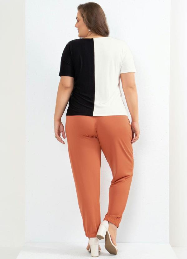 Quintess - Blusa Preto e Off White Decote em V 2