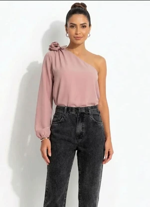 Quintess - Blusa Rosa um Ombro Só com Flor Removível e Manga Bufante - QUINTESS