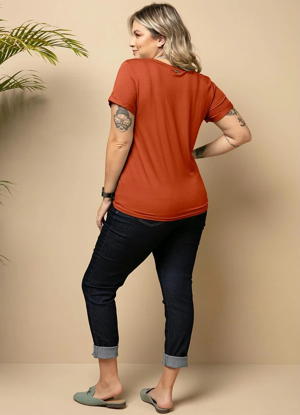 Quintess - Blusa Terracota com Decote V e Bolso Frontal 11