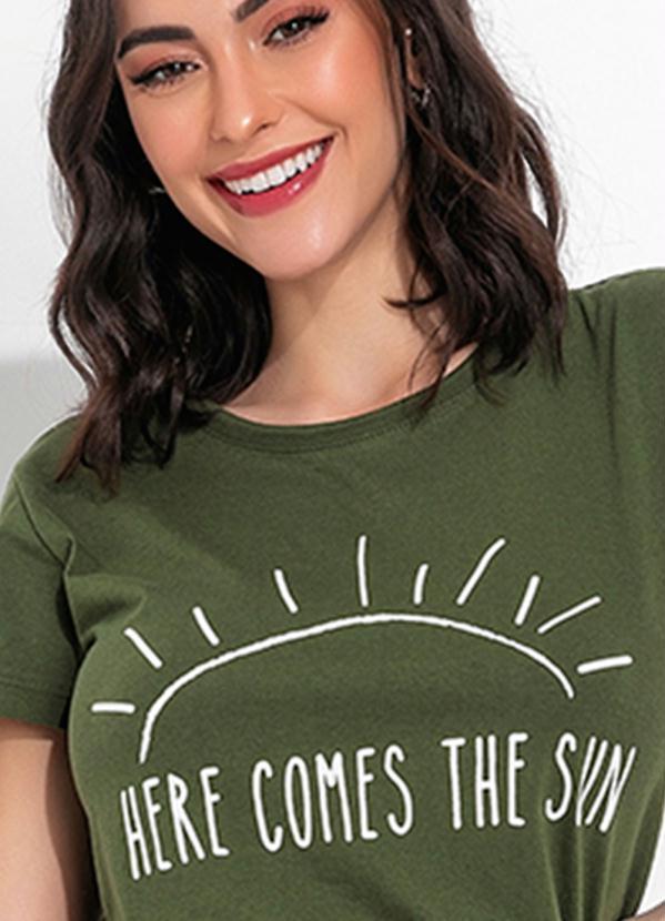 Queima Estoque - Blusa Verde Militar com Estampa Localizada 3