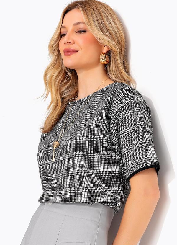 Blusa (Xadrez Preto) em Malha Estruturada