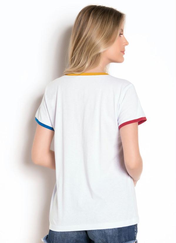 Outlet - T-Shirt Branca com Frisos e Estampa Colorida 2