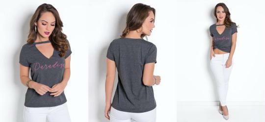 T-Shirt com Gola Choker Chumbo e Estampa Frontal