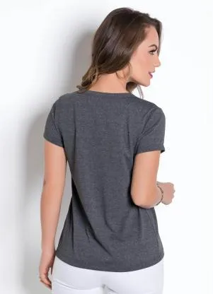 Moda Pop - T-Shirt com Gola Choker Chumbo e Estampa Frontal - MODA POP