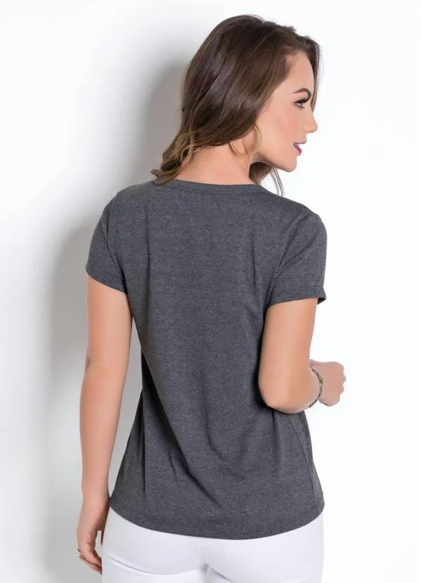 Moda Pop - T-Shirt com Gola Choker Chumbo e Estampa Frontal 2