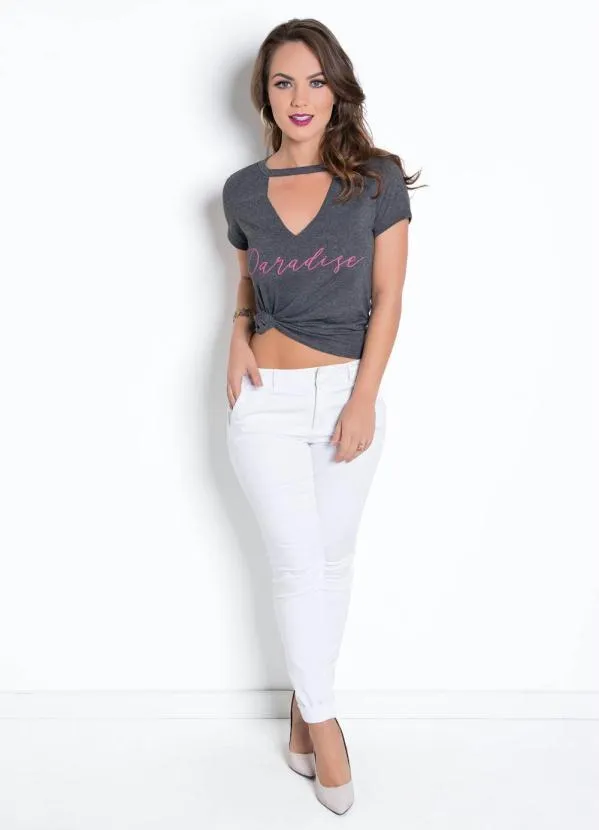 Moda Pop - T-Shirt com Gola Choker Chumbo e Estampa Frontal 3