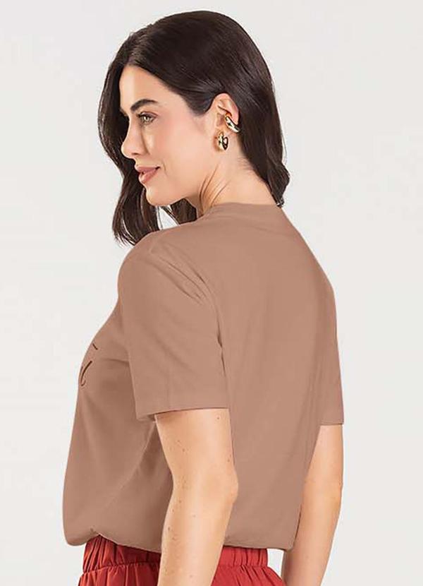 Dianna - T-Shirt Feminina Manga Curta Marrom 2