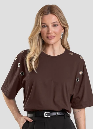 Dianna - T- Shirt Oversized Feminina com Ilhós Marrom - DIANNA
