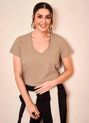 Doce Trama - T-Shirt Wild Orchid em Meia Malha Bege - DOCE TRAMA