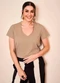 Doce Trama - T-Shirt Wild Orchid em Meia Malha Branco - variação: Bege