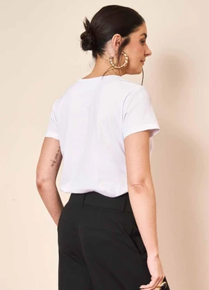Doce Trama - T-Shirt Wild Orchid em Meia Malha Branco - DOCE TRAMA