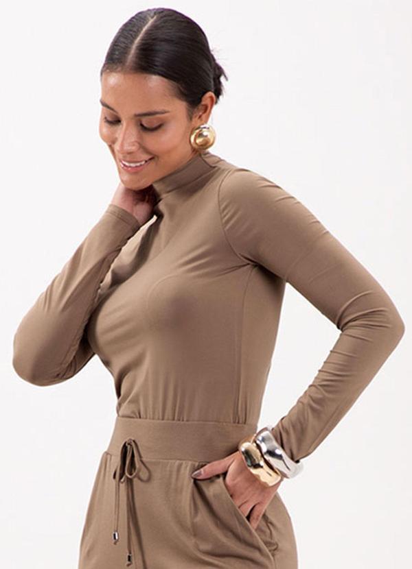 Lunender - Blusa Básica com Gola Alta em Malha Marrom