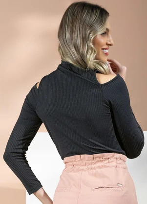 Quintess - Blusa Canelada Preto com Ombros Vazados - QUINTESS