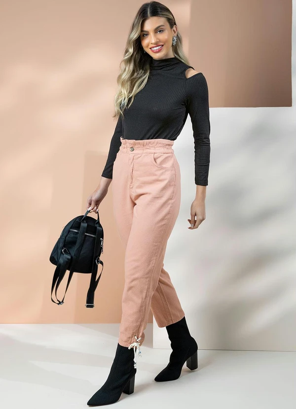 Quintess - Blusa Canelada Preto com Ombros Vazados 3