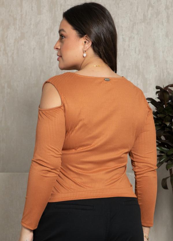 Quintess - Blusa Caramelo com Recortes nos Ombros 7