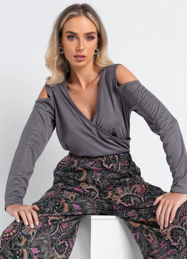 Queima Estoque - Blusa Cinza com Decote Transpassada 7