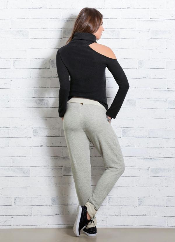 Quintess - Blusa com Gola Alta e Ombro Vazado Preta 10