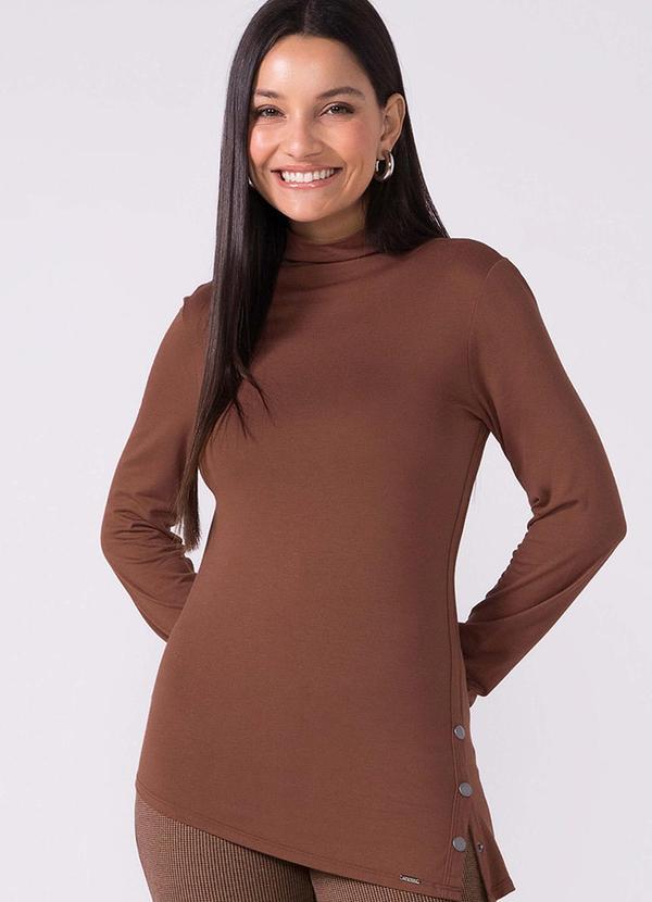 Marialícia - Blusa Feminina Assimétrica com Botões Marrom