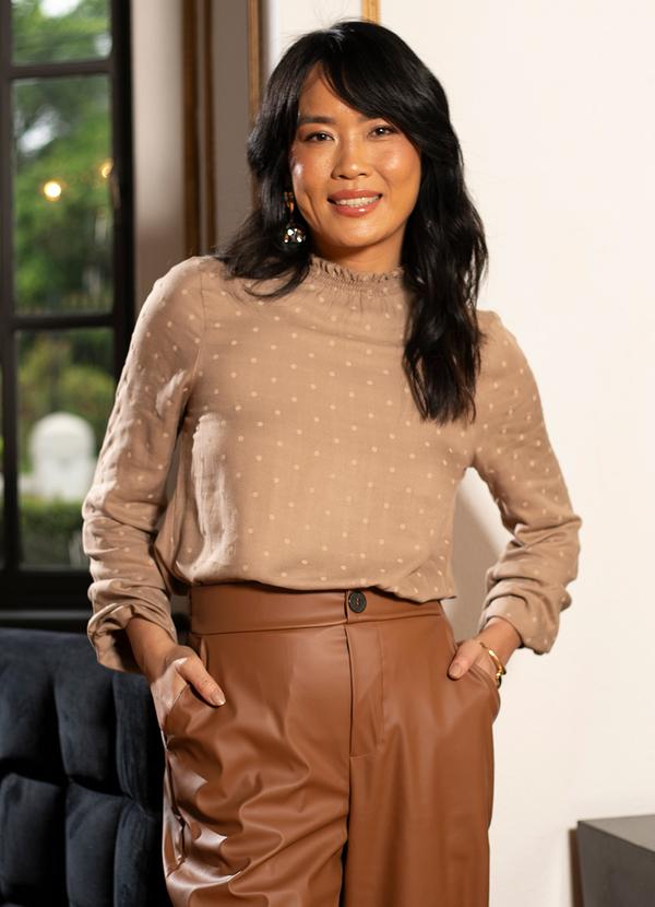 Marialícia - Blusa Feminina Estampada de Poá Marrom