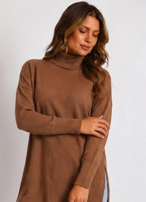 Doce Tom - Blusa Feminina Gola Alta Alongada Marrom