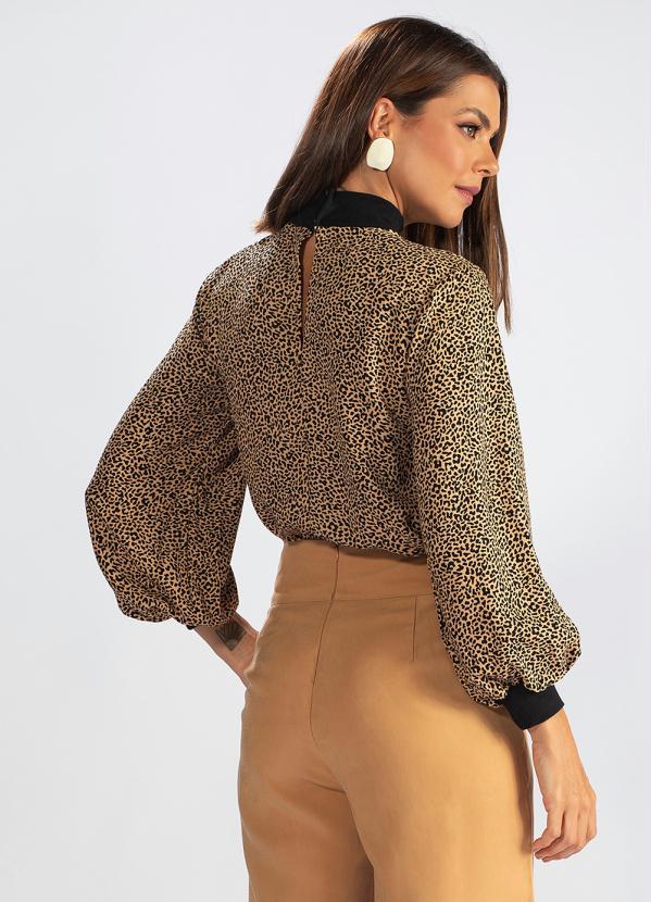 Hering - Blusa Manga Longa de Viscose Estampa Onça Marrom 2