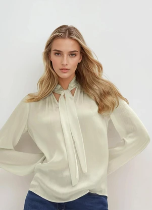 bonprix - Blusa Off White em Tecido Acetinado com Textura. - BONPRIX