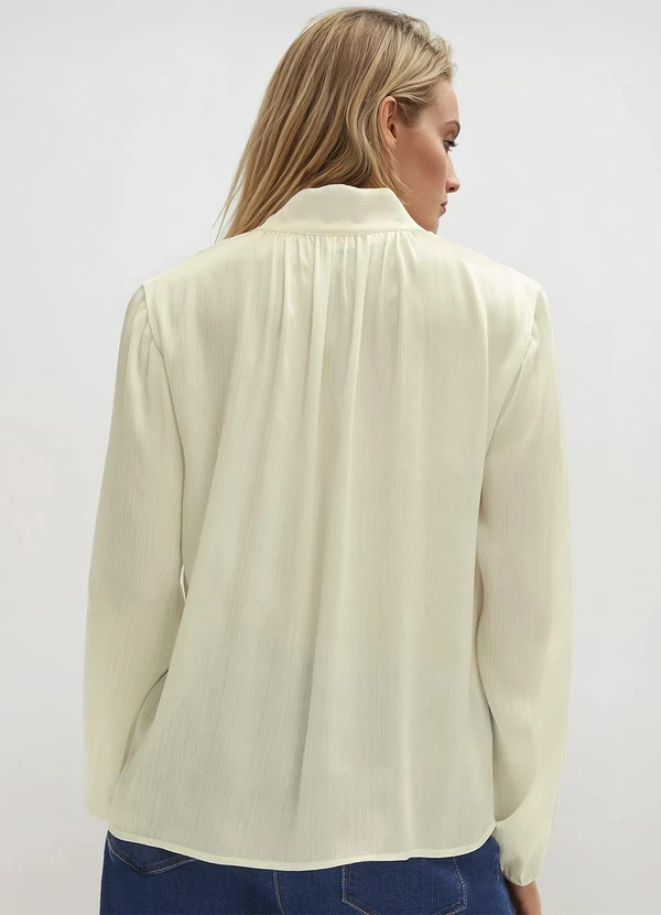 bonprix - Blusa Off White em Tecido Acetinado com Textura. 2