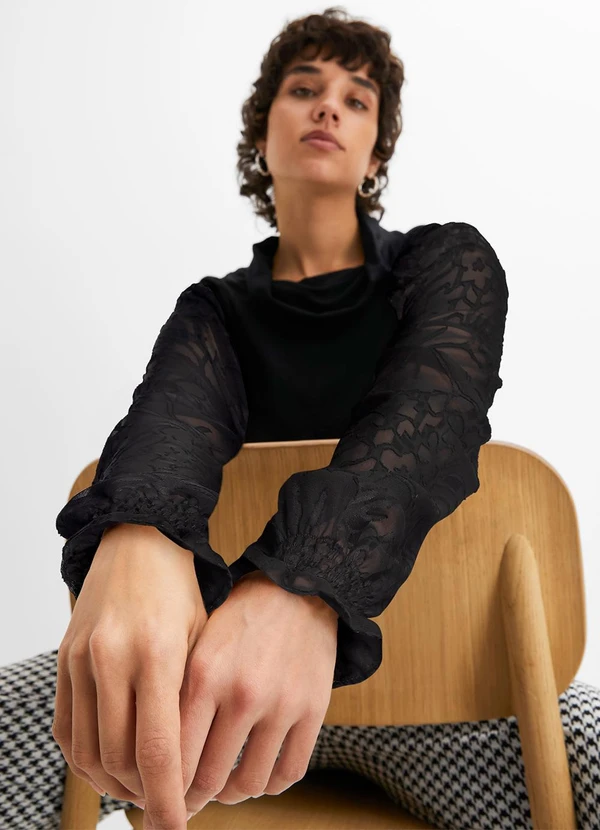 bonprix - Blusa Preta em Malha de Viscose e Devorê 3