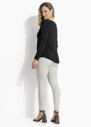 Quintess - Blusa Preta Modelo Mullet com Mangas Longas - QUINTESS