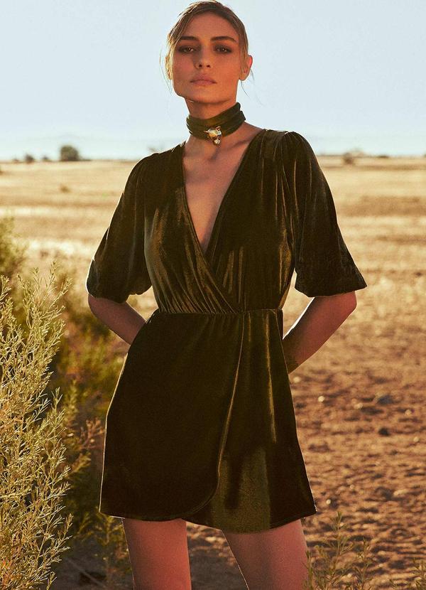 Linzzi Vestido Curto em Veludo Verde Escuro