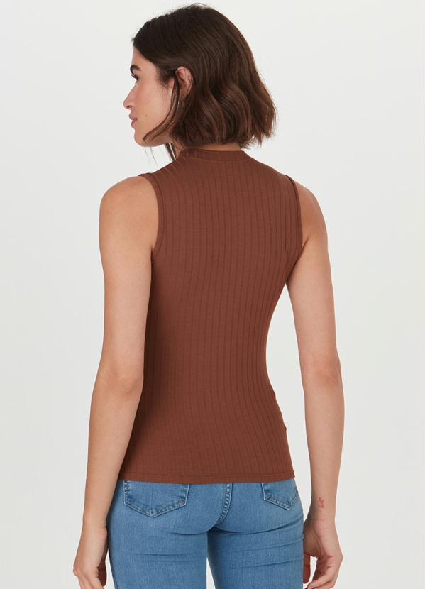 Malwee - Blusa Básica Canelada sem Manga Marrom 2