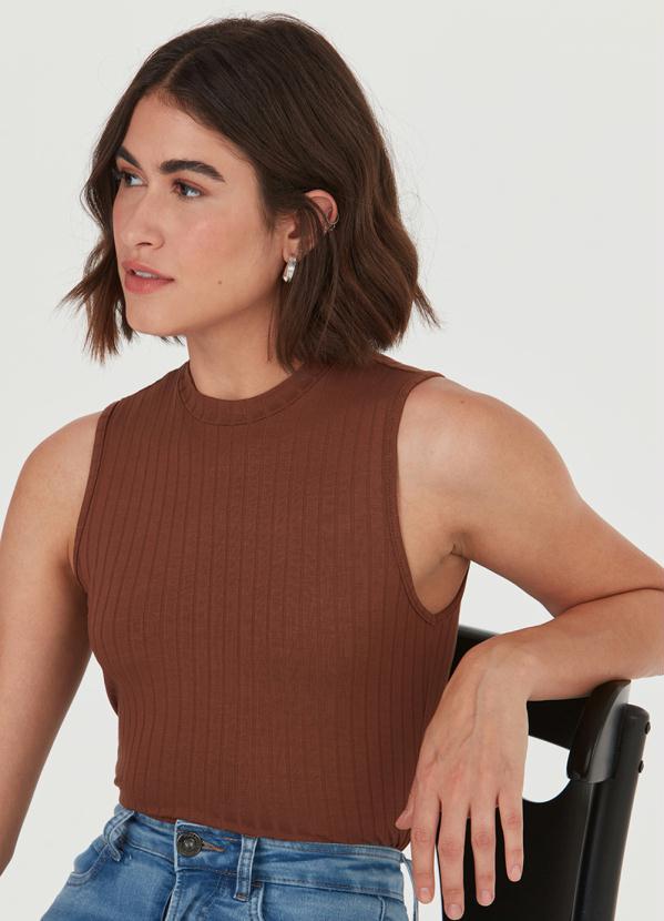Malwee - Blusa Básica Canelada sem Manga Marrom 3