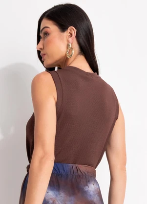 Quintess - Blusa Marrom em Malha Texturizada - QUINTESS