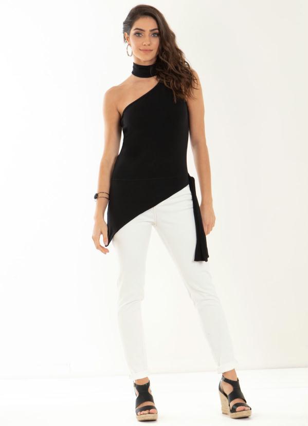 Quintess - Blusa Preta com Barra Assimétrica e Gola Choker 3