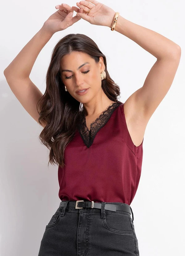 Quintess - Blusa Regata em Cetim Bordô com Detalhe em Renda e Decote V 8