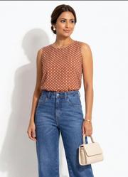 Blusa Regata Marrom com Estampa de Po� e Fendas Laterais