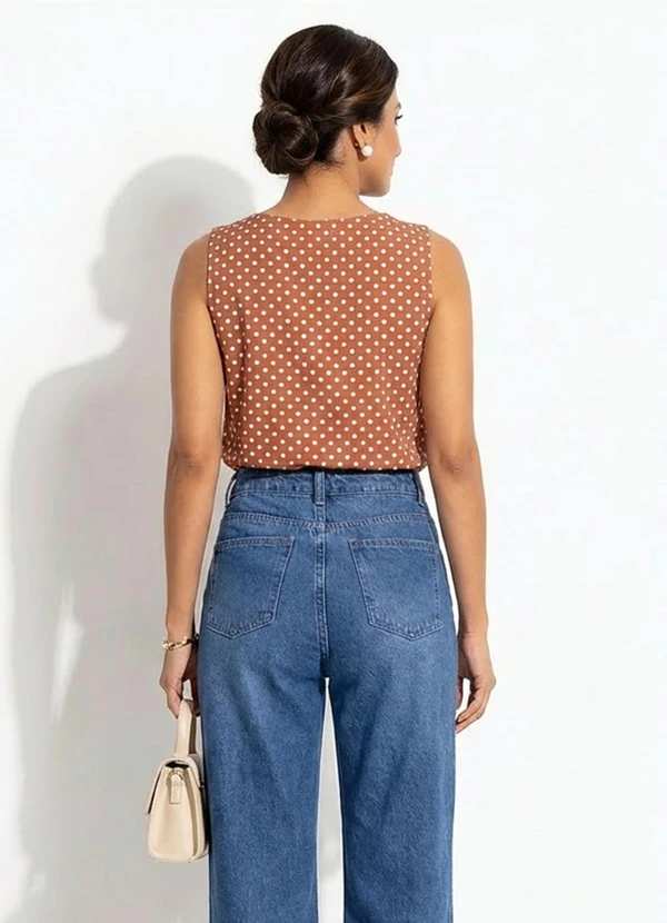 Quintess - Blusa Regata Marrom com Estampa de Poá e Fendas Laterais 2