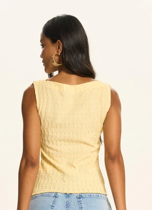 Doce Trama - Blusa Regata Texturizada com Gola Alta Amarelo - DOCE TRAMA