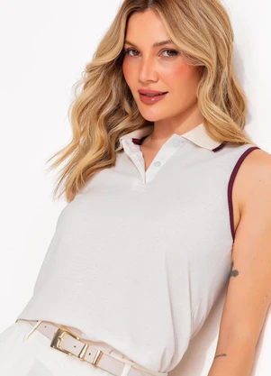 Quintess - Regata Polo Feminina em Malha Piquet Off White com Detalhe Vinho - QUINTESS