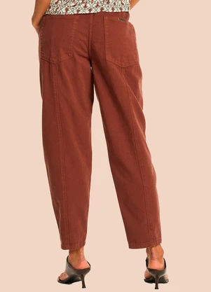 Doce Trama - Calça Barrel em Sarja com Cós Alto Marrom - DOCE TRAMA