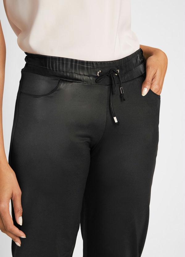 Outlet - Calça Cirrê com Bolsos Preta 3