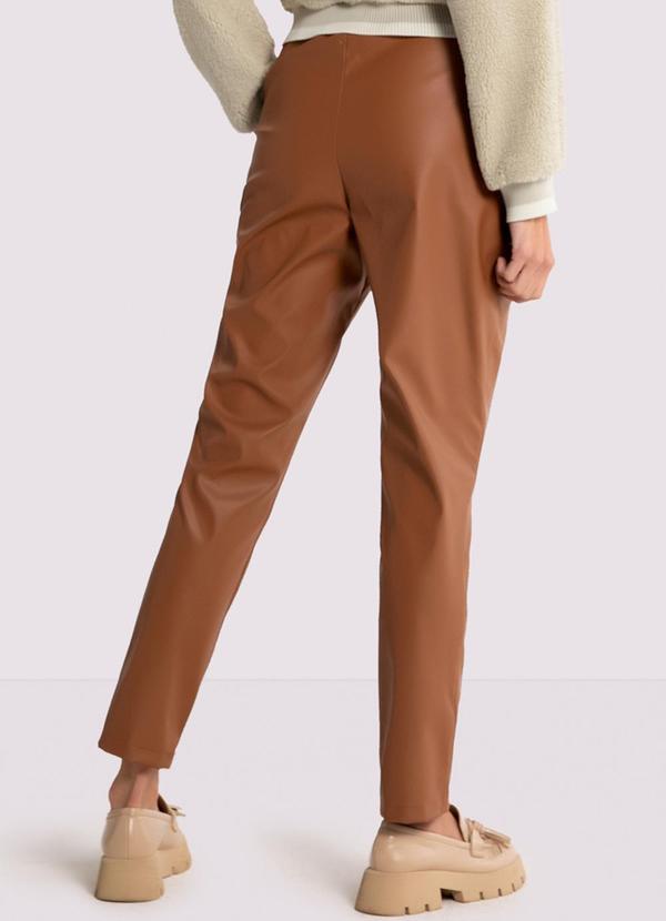 Lunender - Calça Comfort em Pu com Cintura Alta Marrom 2